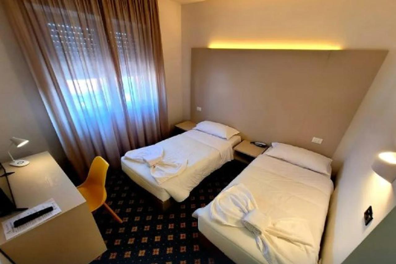 Hotel Аццано-Дечимо Экстерьер фото